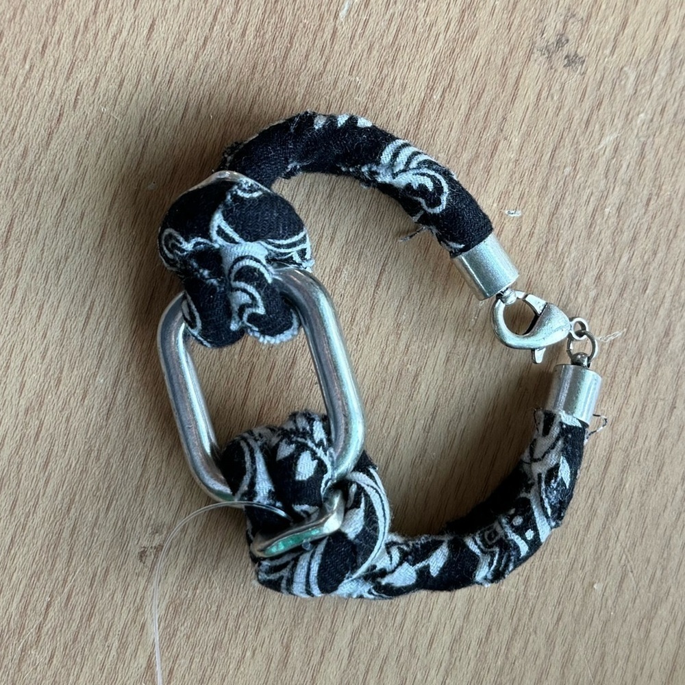 Urban Outfitters Bandana Bracelet Black White Silver clasp 8” - Picture 4 of 5